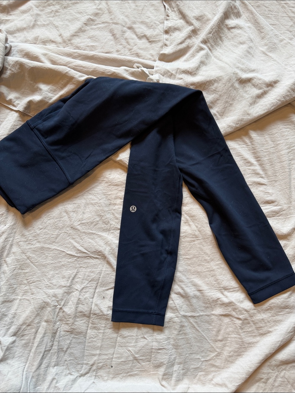 lululemon wunder under women’s 4 Navy leggings 25”